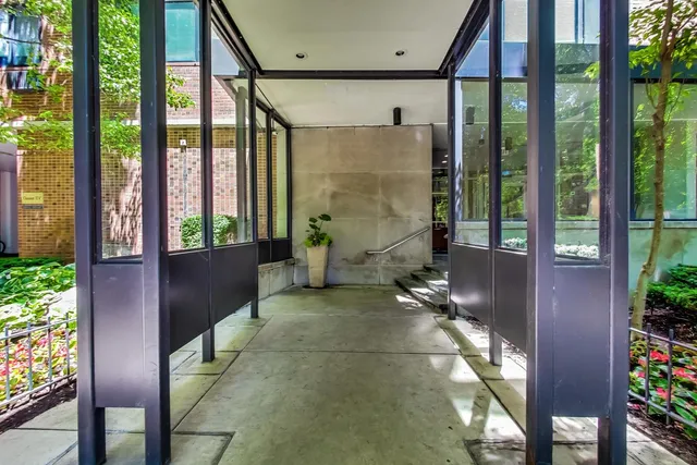 $2,150 | 3100 North Lake Shore Drive, Unit 1506, Chicago, IL 60657