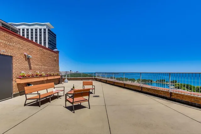 $2,150 | 3100 North Lake Shore Drive, Unit 1506, Chicago, IL 60657