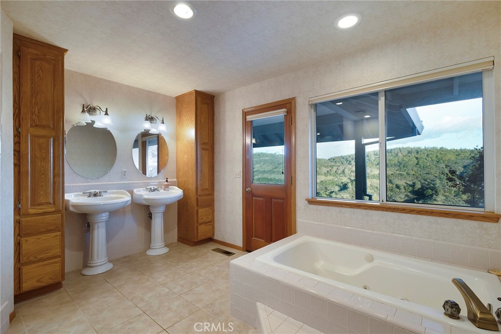 14856 Eagle Ridge Drive Forest Ranch, CA 95942 - Photo 22 of 27 a bathroom with a sink a toilet and bathtub