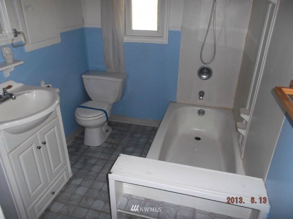 404 Southwest 18th Street Chehalis, WA 98532 - Photo 8 of 12 a bathroom with a toilet and a sink