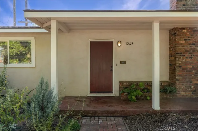 a view of a back yard from a corridor