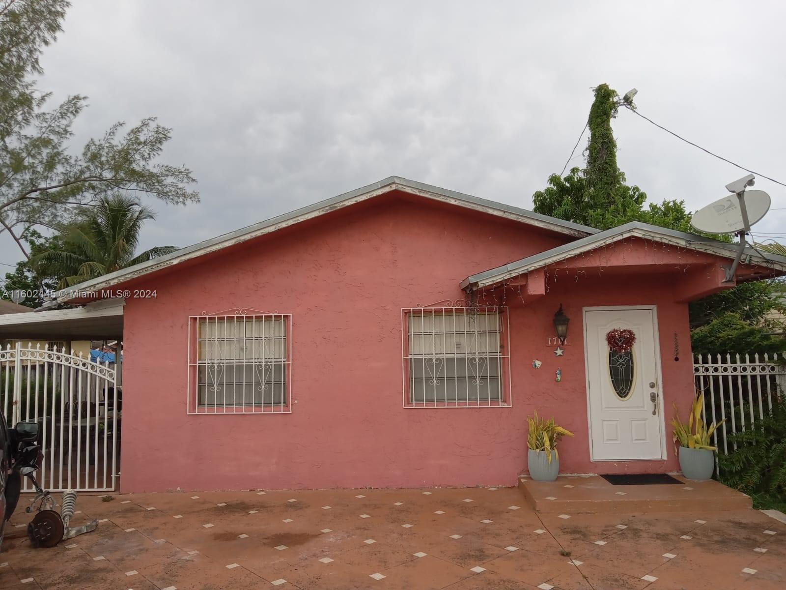 Westview Miami, FL 33167 - Photo 1 of 10 a front view of a house with a yard