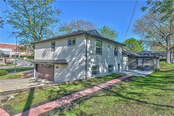 $539,000 | 8701 Ward Parkway, Kansas City, MO 64114