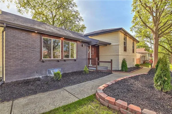 $539,000 | 8701 Ward Parkway, Kansas City, MO 64114