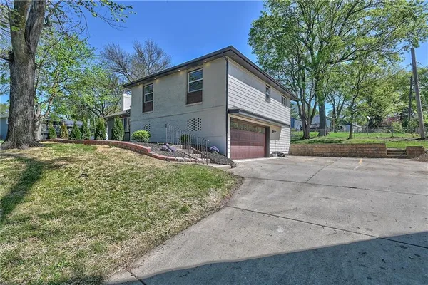 $539,000 | 8701 Ward Parkway, Kansas City, MO 64114