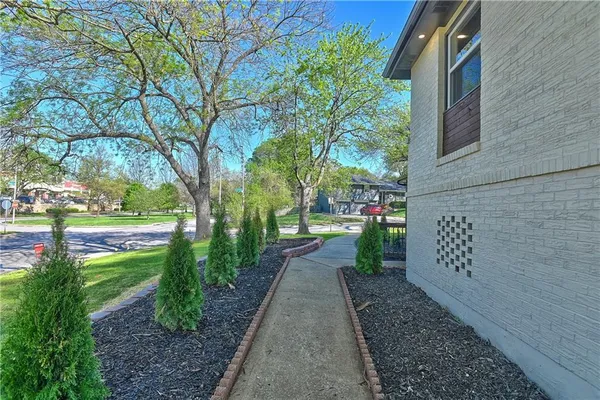 $539,000 | 8701 Ward Parkway, Kansas City, MO 64114