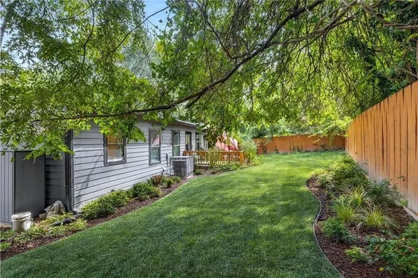 a view of a back yard