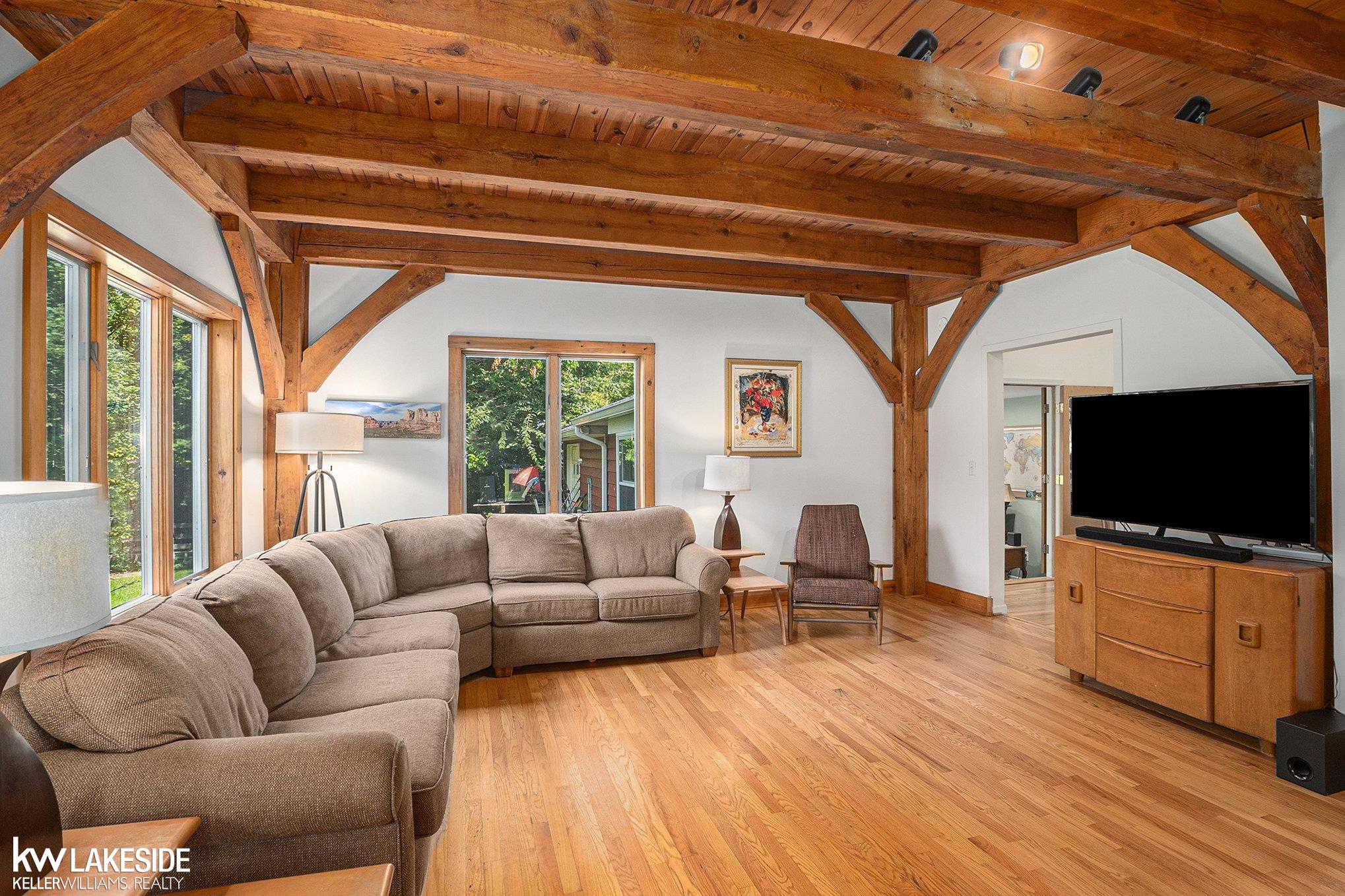 606 Robin Road Ann Arbor, MI 48103 - Photo 5 of 23 50152672-3d21db5d-449d-46c0-9290-1c4acee2f8f2.JPG