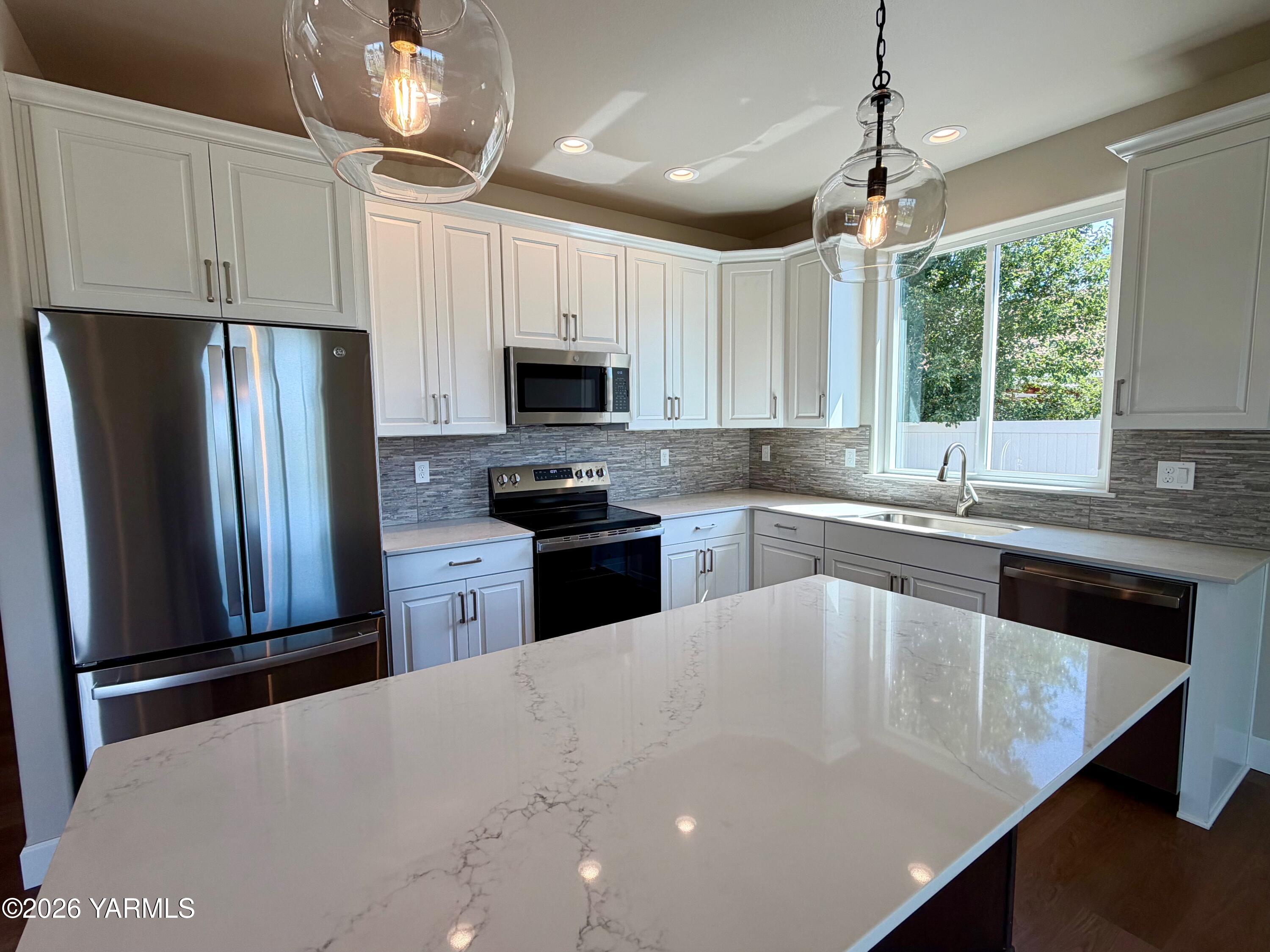 5912 Crestfields Road Yakima, WA 98903 - Photo 5 of 29 kitchen1