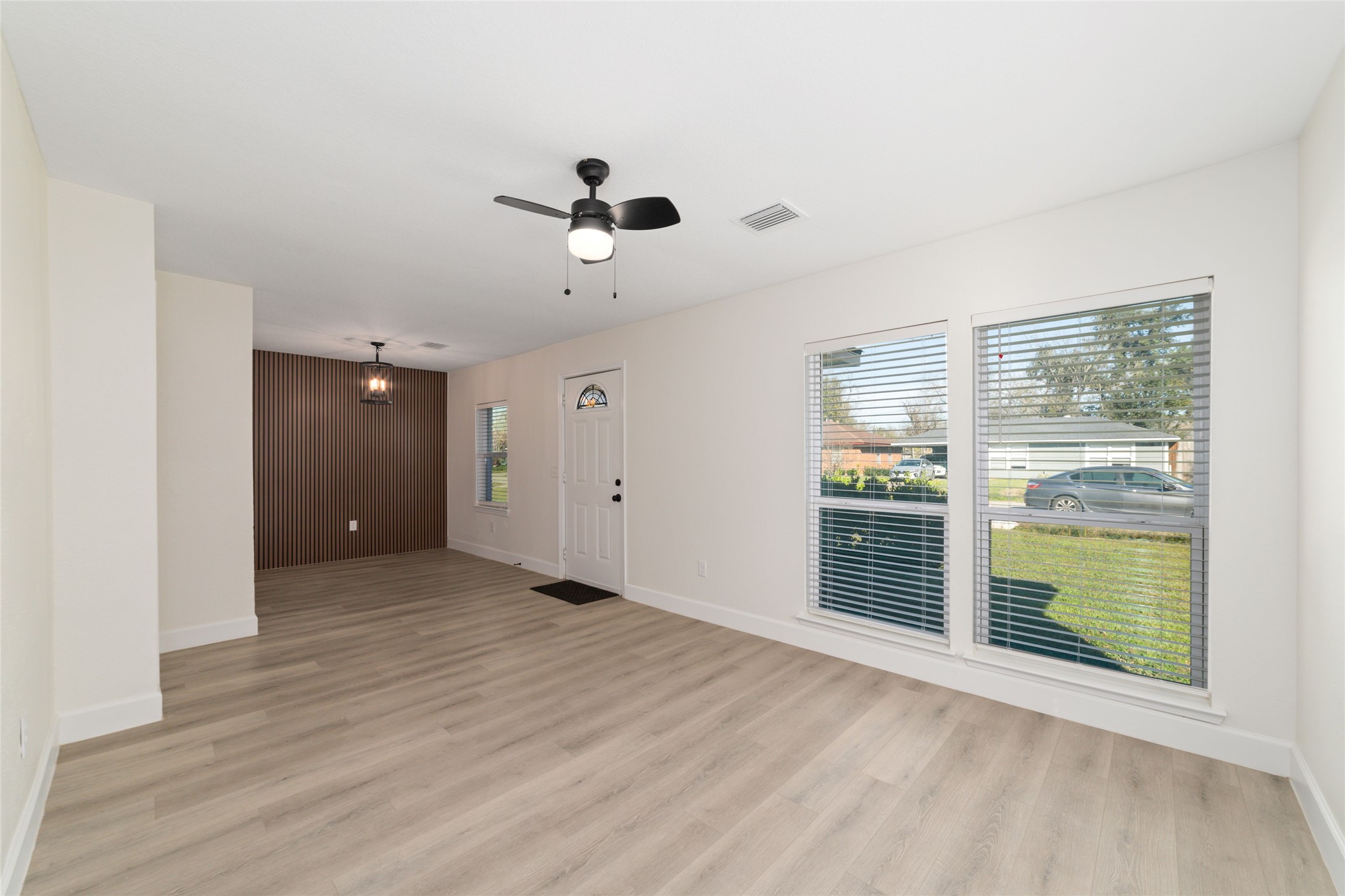 714 East 43rd Street Houston, TX 77022 - Photo 3 of 20 a view of an empty room with a window