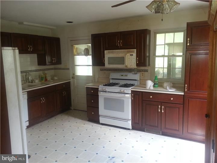412 Hoover Road Ambler, PA 19002 - Photo 3 of 10 Kitchen