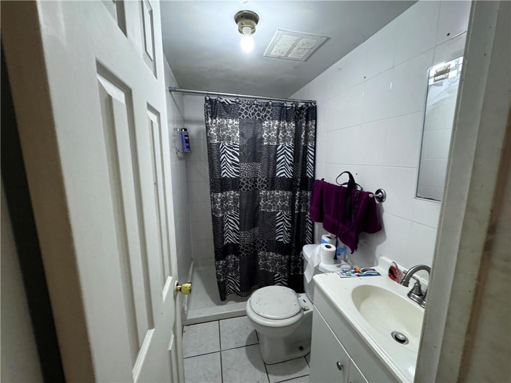 209 Denham Street Thomaston, GA 30286 - Photo 10 of 13 a bathroom with a toilet sink and shower