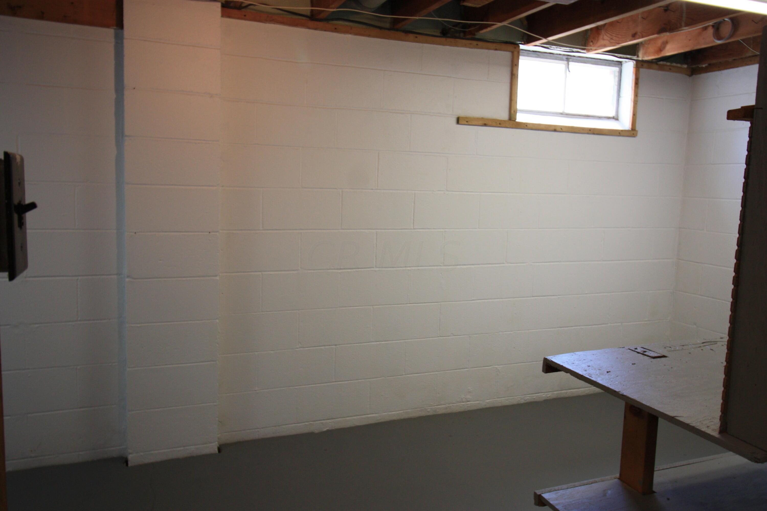 330 Topsfield Road Columbus, OH 43228 - Photo 19 of 28 Work shop