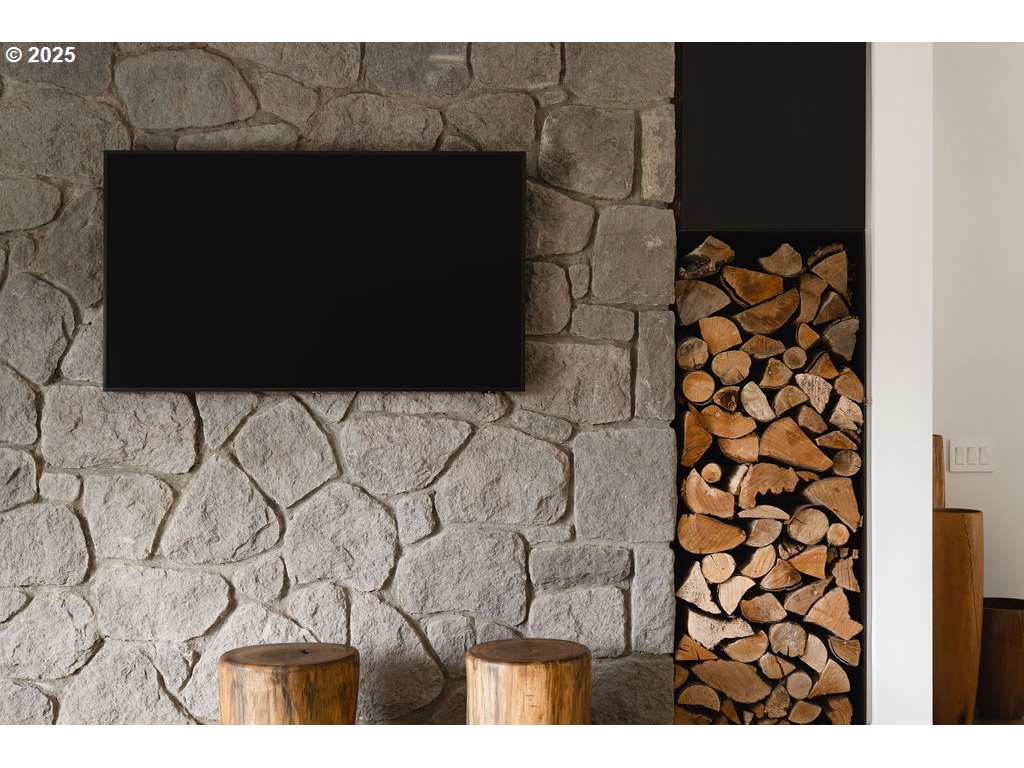 2627 Park Road Lake Oswego, OR 97034 - Photo 8 of 47 a black white and white wall with a black and white wall