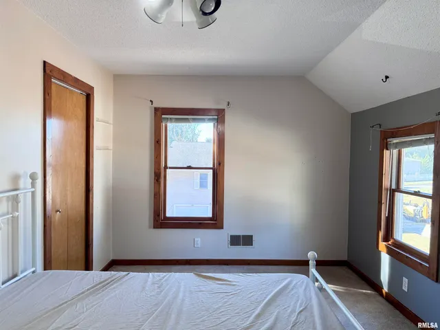 $133,900 | 2711 North 2nd Street, Clinton, IA 52732