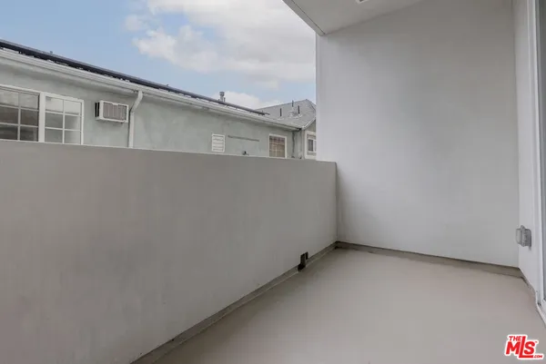 $2,650 | 5657 Virginia Avenue, Unit 202, Los Angeles, CA 90038