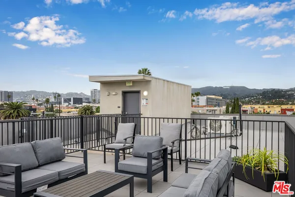 $2,650 | 5657 Virginia Avenue, Unit 202, Los Angeles, CA 90038