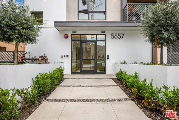 $2,650 | 5657 Virginia Avenue, Unit 202, Los Angeles, CA 90038