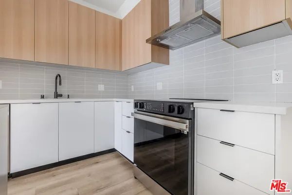 $2,650 | 5657 Virginia Avenue, Unit 202, Los Angeles, CA 90038