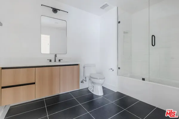 $2,650 | 5657 Virginia Avenue, Unit 202, Los Angeles, CA 90038