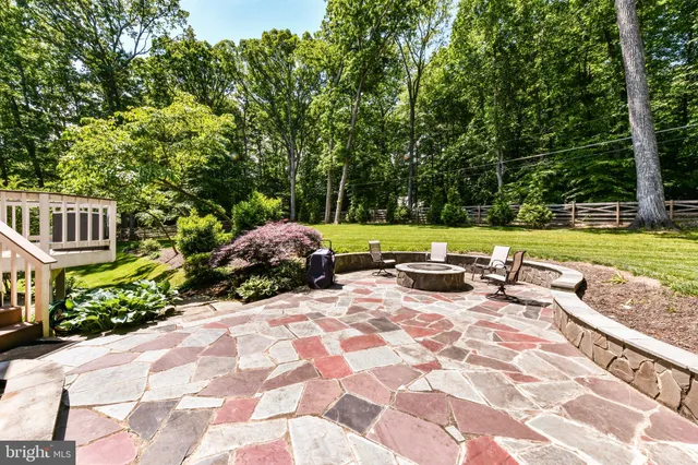 a view of a house with backyard and trees
