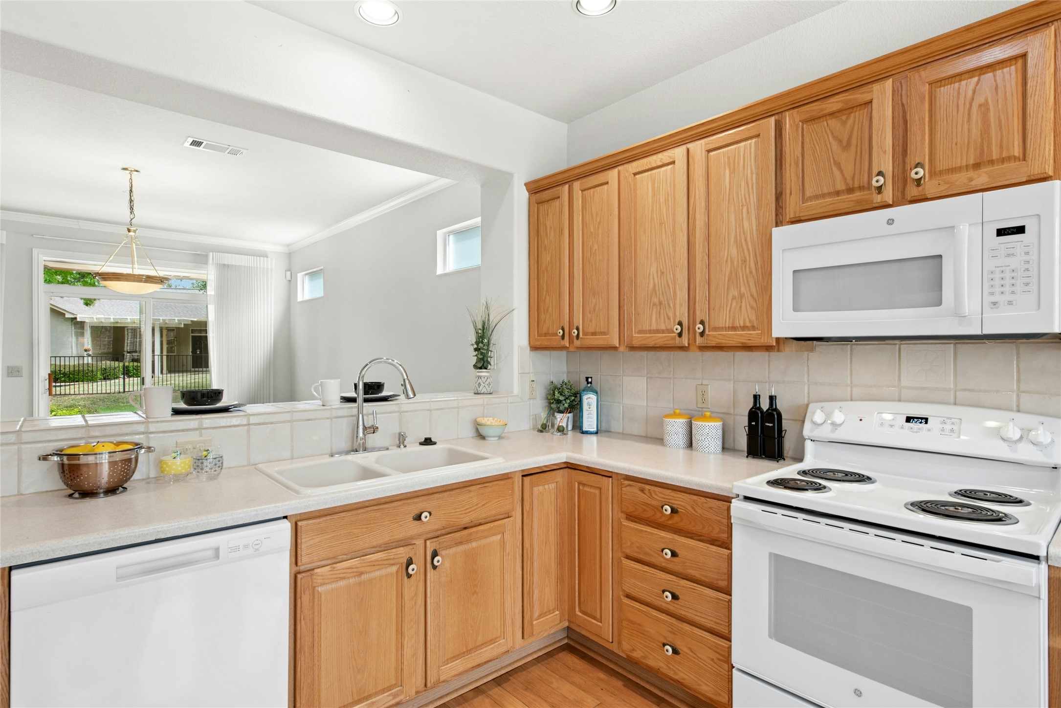 122 Harness Lane Georgetown, TX 78633 - Photo 11 of 40 Kitchen