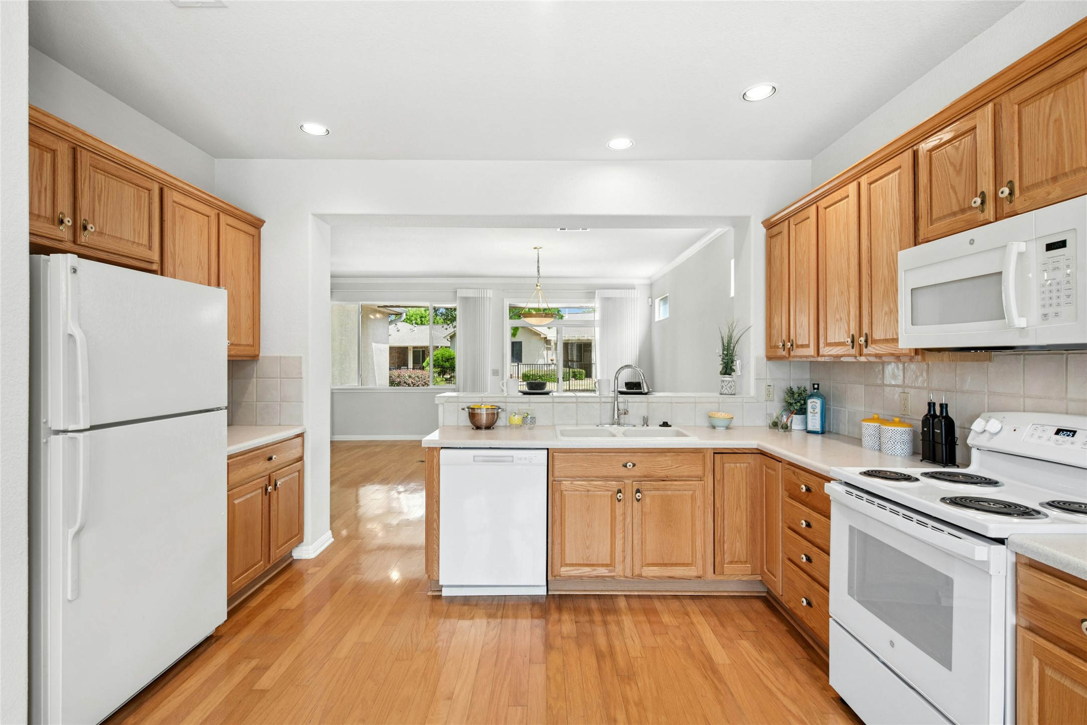122 Harness Lane Georgetown, TX 78633 - Photo 12 of 40 Kitchen