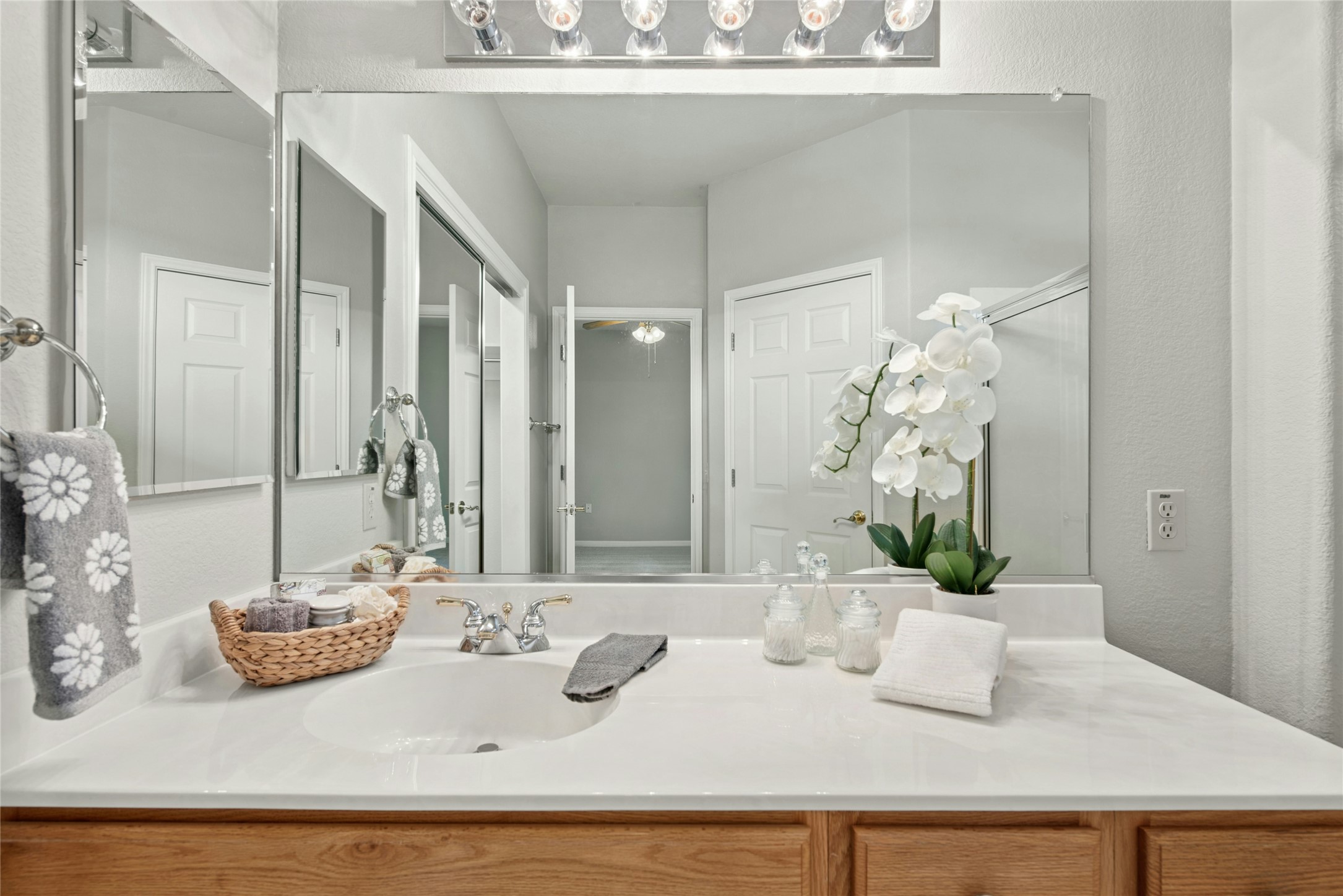 122 Harness Lane Georgetown, TX 78633 - Photo 21 of 40 a bathroom with a sink and a mirror