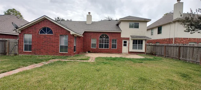 a view of front of a house with a yard