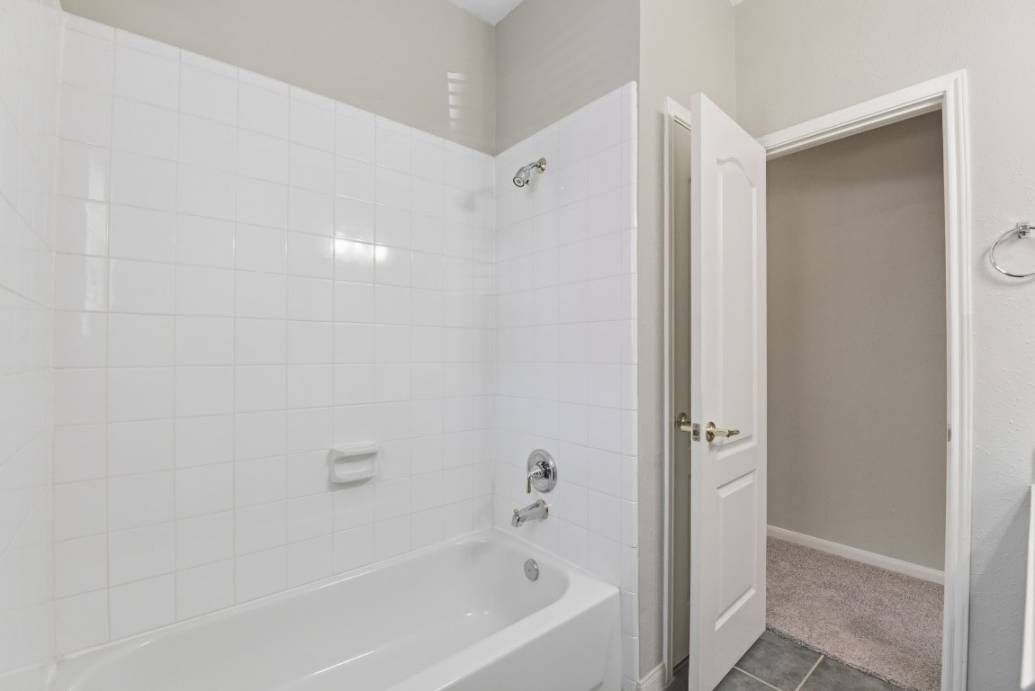 3414 Hackberry Court Spring, TX 77388 - Photo 32 of 50 Tub and shower combo in this full secondary bath downstairs.