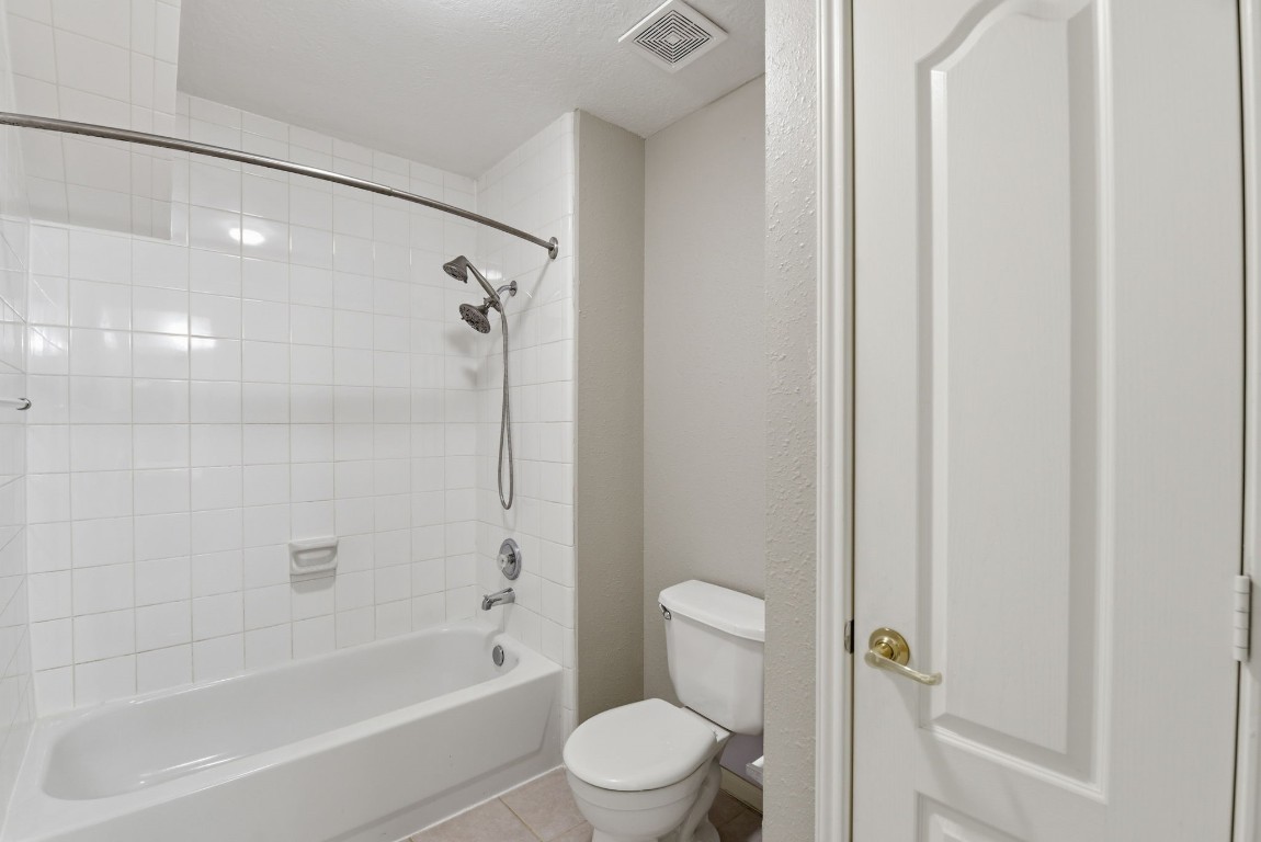 3414 Hackberry Court Spring, TX 77388 - Photo 40 of 50 Tub/shower combo in this shared Jack and Jill bath upstairs.