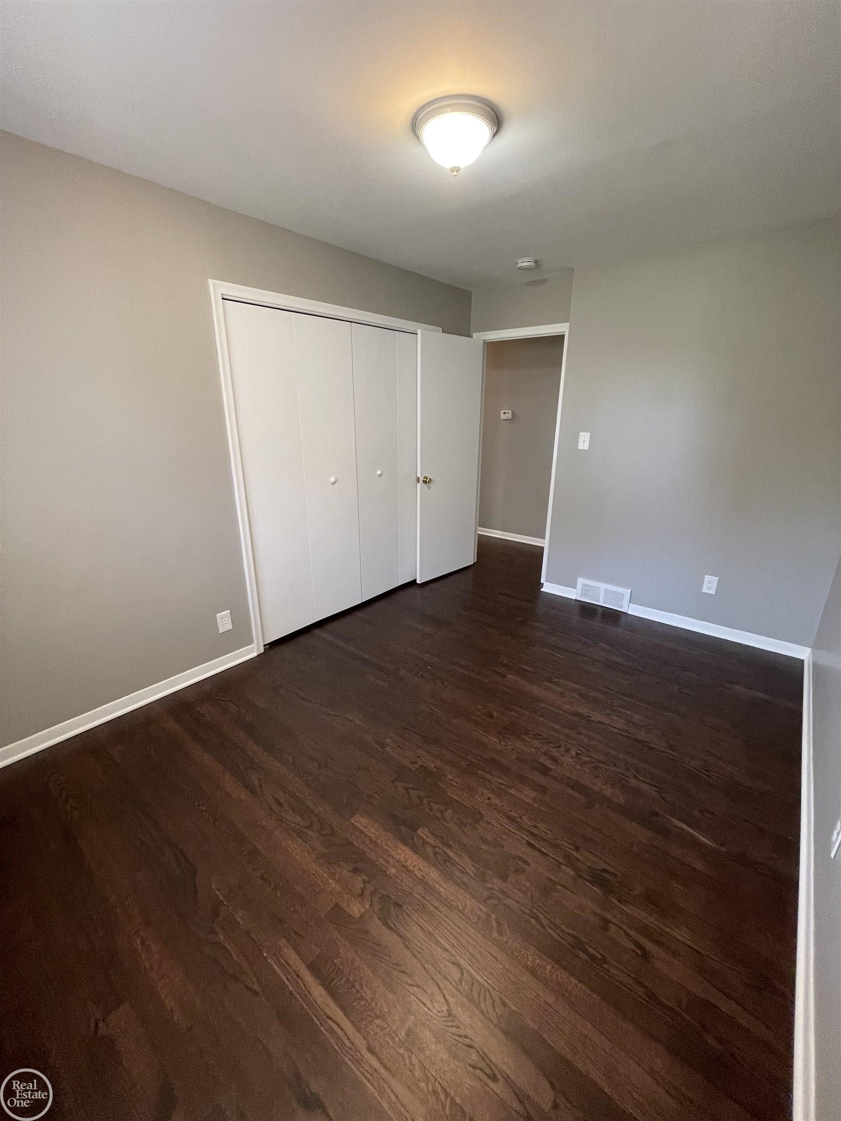 26404 Burg Road Warren, MI 48089 - Photo 9 of 35 50174300-fd170162-1403-4eb4-8b42-4be7619e07a9.JPG