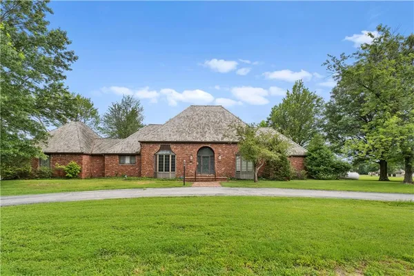 $475,000 | 14908 East Pawhuska Road, Nevada, MO 64772