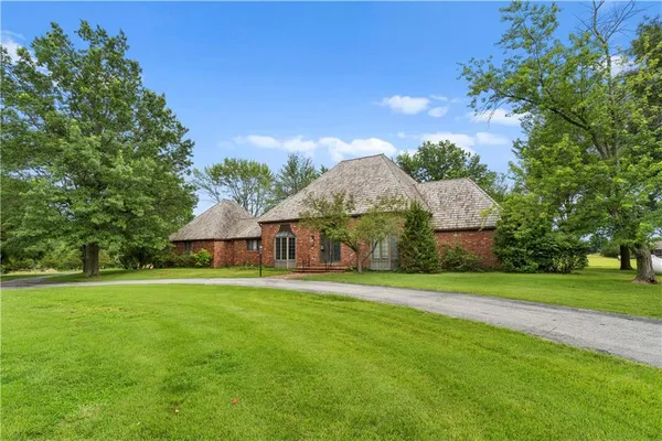 $475,000 | 14908 East Pawhuska Road, Nevada, MO 64772