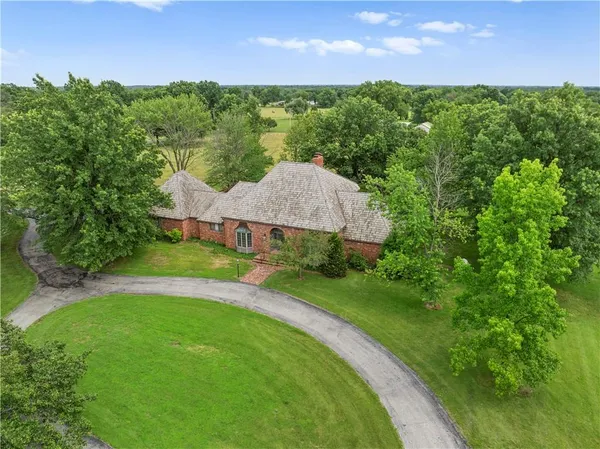 $475,000 | 14908 East Pawhuska Road, Nevada, MO 64772