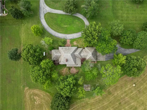 $475,000 | 14908 East Pawhuska Road, Nevada, MO 64772