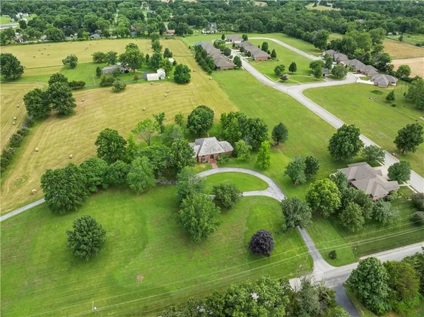 $475,000 | 14908 East Pawhuska Road, Nevada, MO 64772