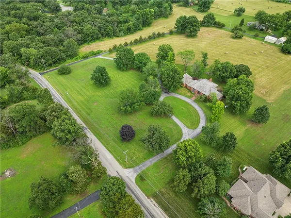 $475,000 | 14908 East Pawhuska Road, Nevada, MO 64772