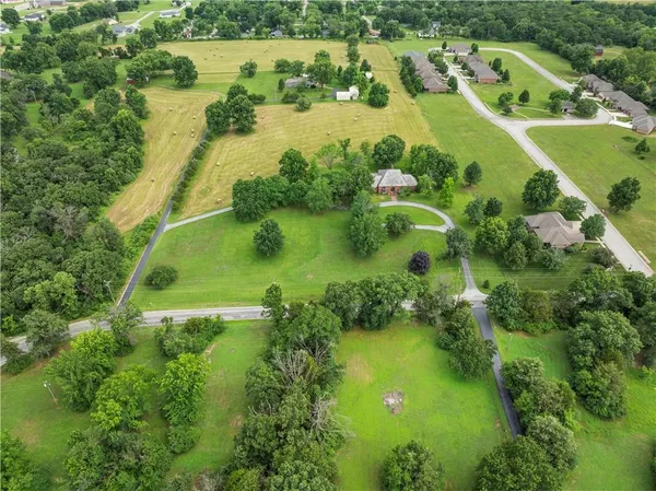 $475,000 | 14908 East Pawhuska Road, Nevada, MO 64772