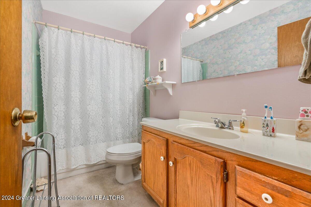 4130 Rivershell Lane Lansing, MI 48911 - Photo 16 of 31 Bathroom