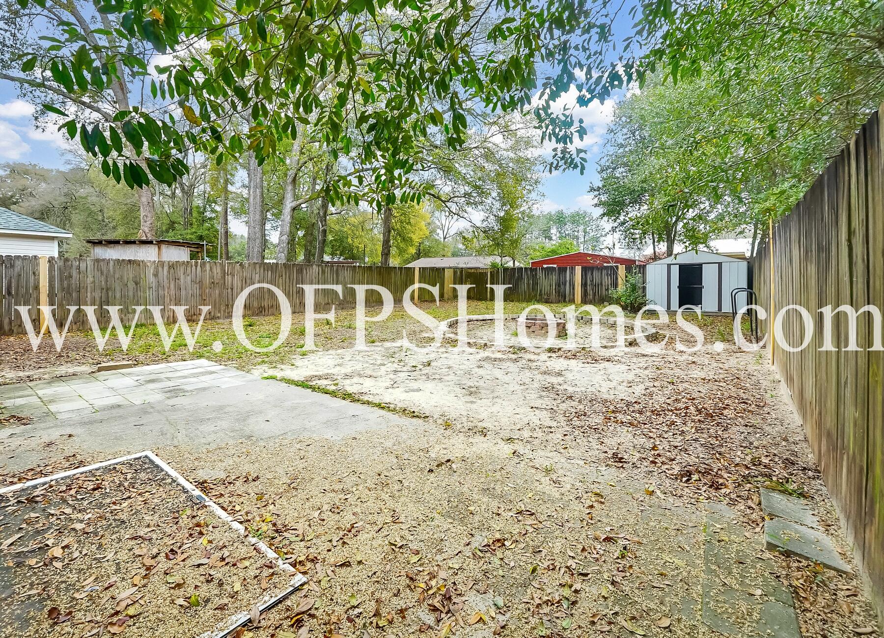 2953 Sholtz Avenue Crestview, FL 32539 - Photo 27 of 33 a backyard of a house with barbeque oven