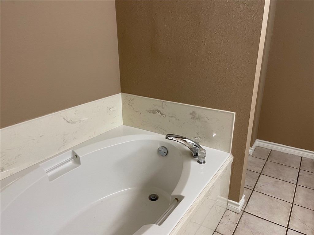 4022 Wood River Drive, Unit 5C Corpus Christi, TX 78410 - Photo 8 of 10 a bathroom with a bathtub