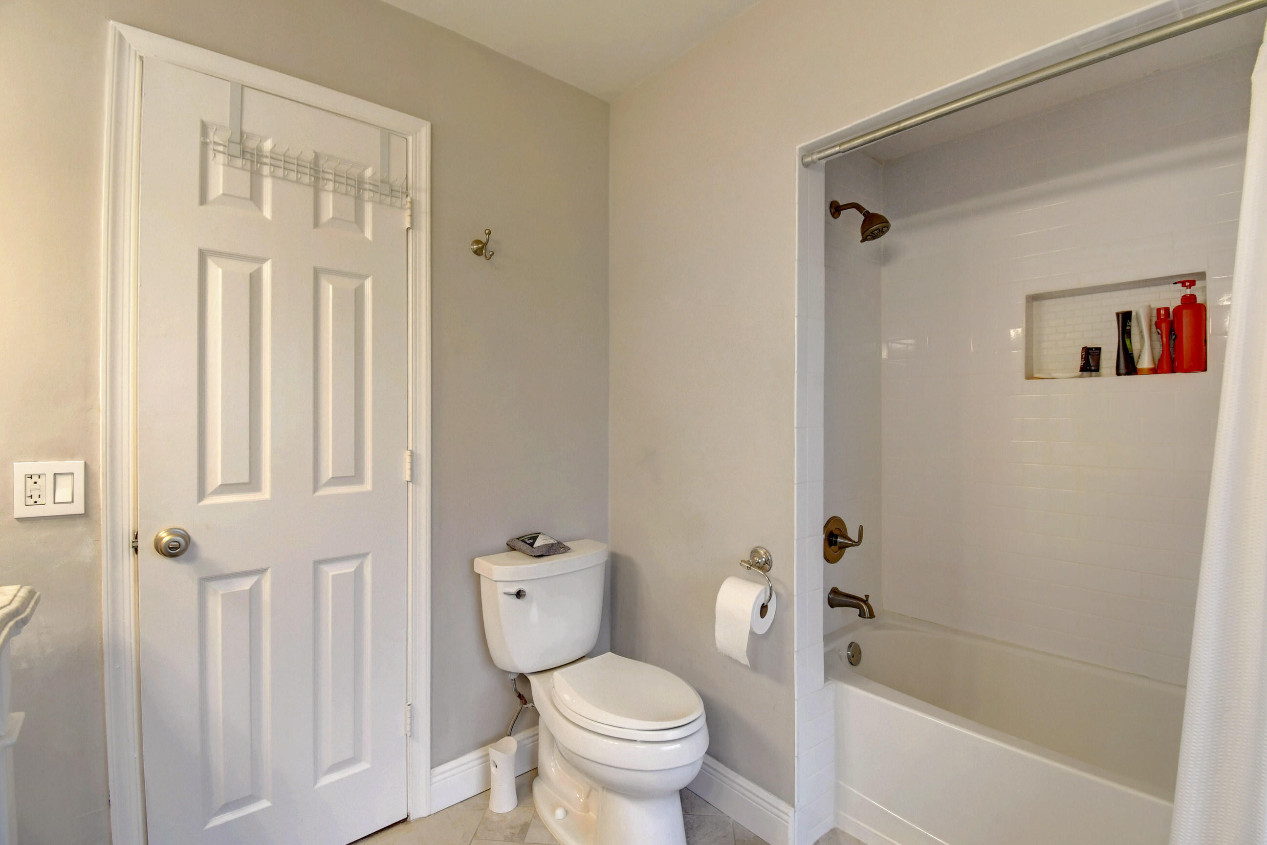 3374 Northwest 29th Avenue Boca Raton, FL 33434 - Photo 25 of 31 Guest Bath