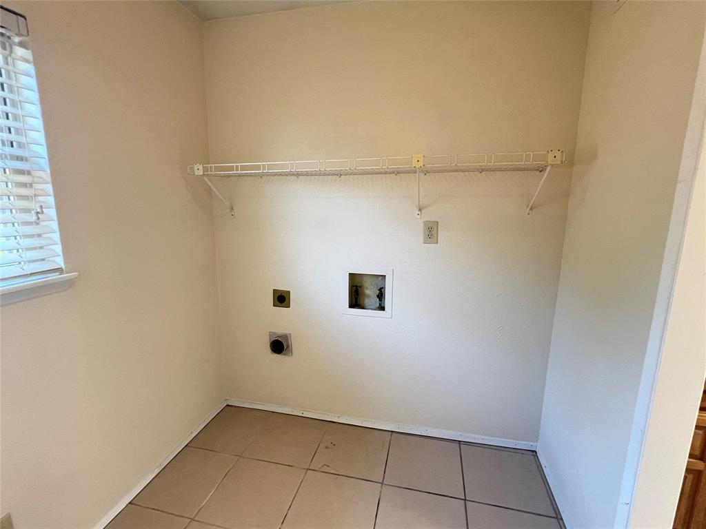 2107 Victoria Road Carrollton, TX 75007 - Photo 17 of 39