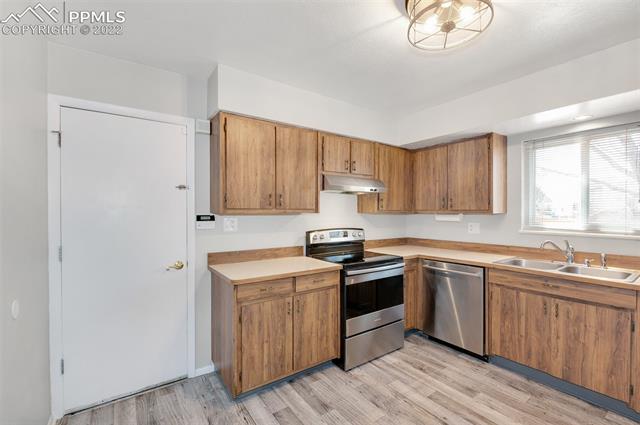 4095 Hollow Road Colorado Springs, CO 80917 - Photo 12 of 41 Kitchen