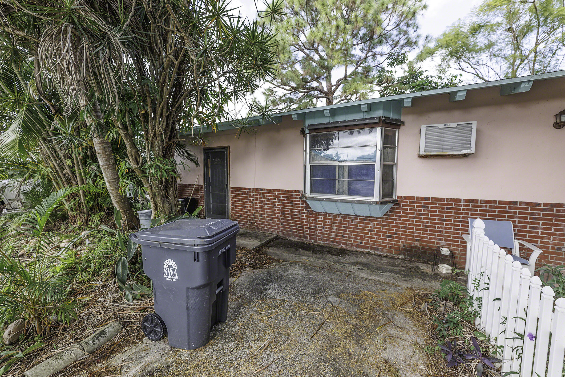 4915 Canton Road Lake Worth, FL 33463 - Photo 3 of 27 E05A4486