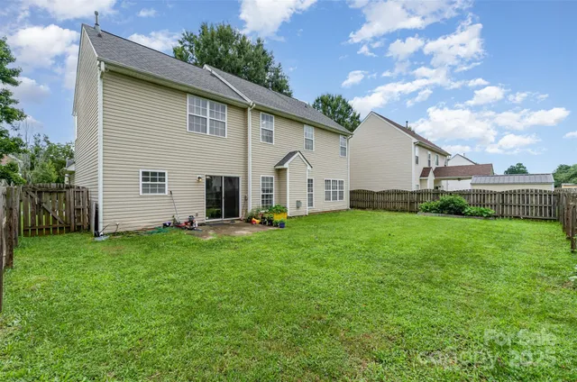 a view of a house with backyard and garden