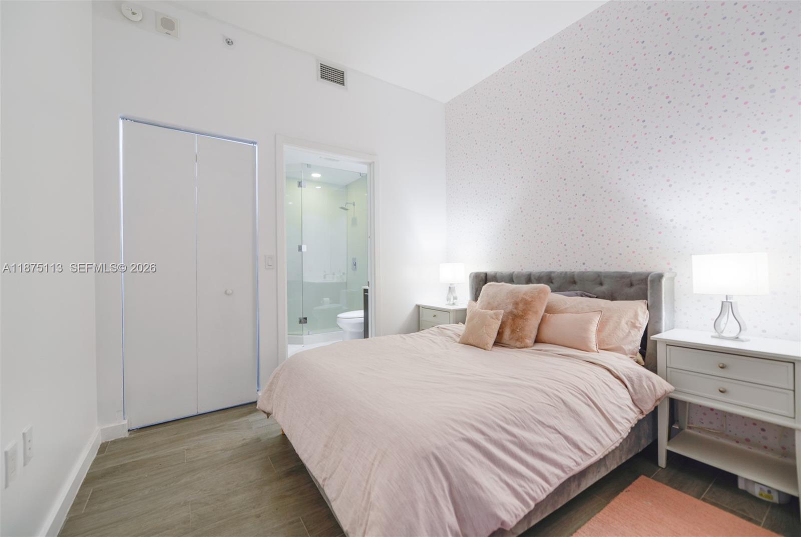 45 Southwest 9th Street, Unit 4108 Miami, FL 33130 - Photo 14 of 28 a bedroom with a bed and a lamp