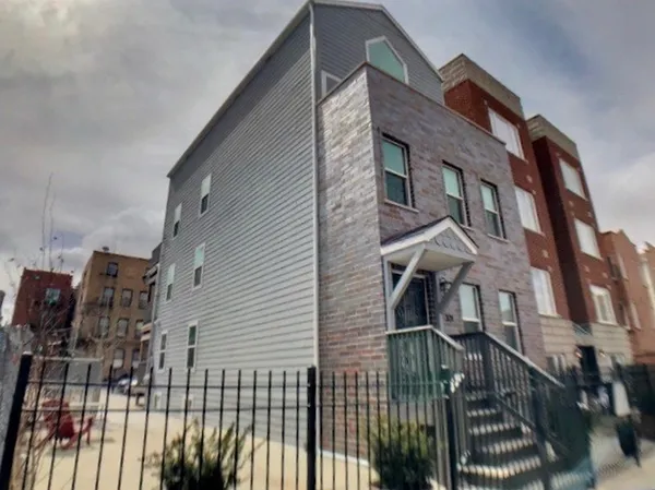 $5,600 | 321 West Schiller Street, Chicago, IL 60610