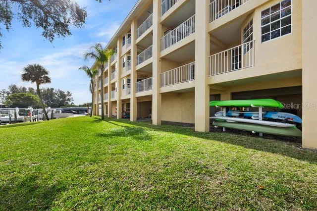 a view of a yard with a house